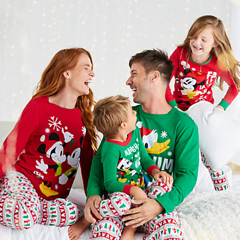 holiday-sleepwear-set-for-the-whole-family